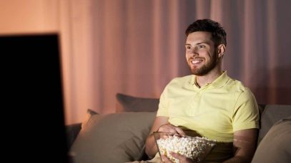 hombre-mira-television-palomitas