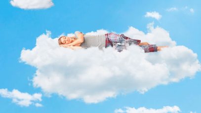 mujer-duerme-encima-nube