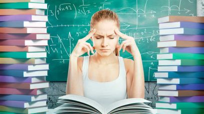 mujer-estudia-pizarra